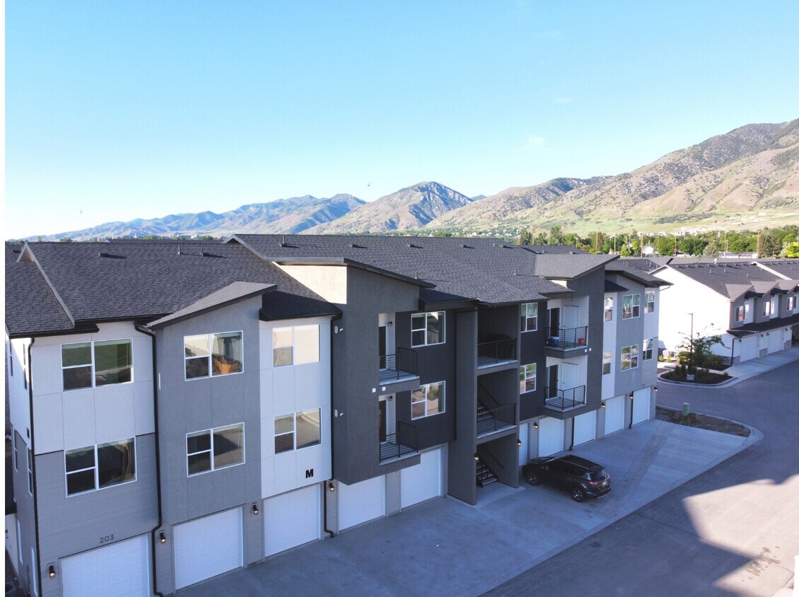 brand new 3 bedroom 2 bath apartment on 2nd floor above garages - 463 W 60 S