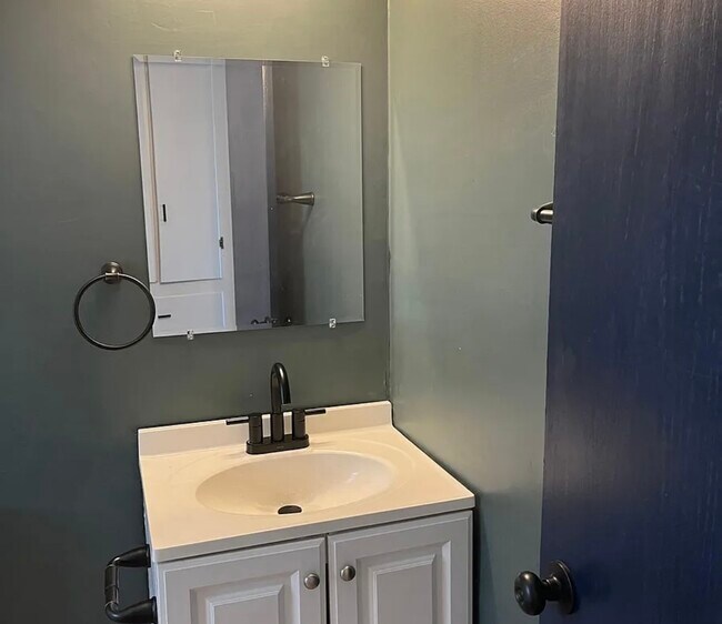 Foto del edificio - 2403 E Bayley St