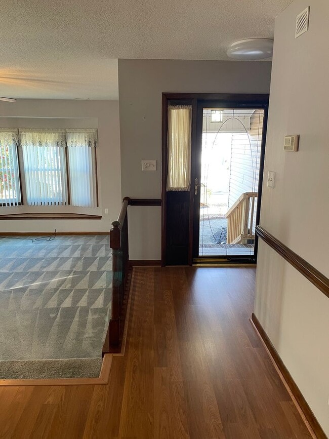 Building Photo - 3 Bedroom / 2 Bath Ranch
