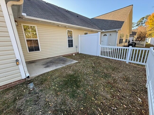 Building Photo - Beautiful 2 Bed 2 Bath Villa with 1 Car Ga...