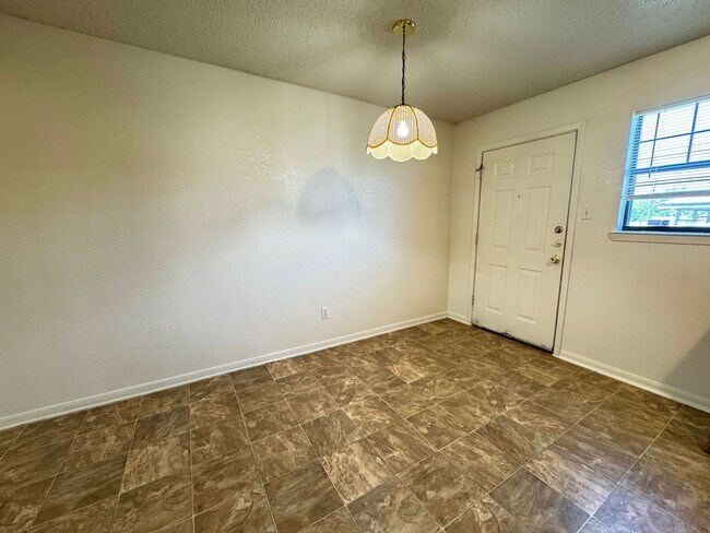 Foto del edificio - 904 Clairidge Ave