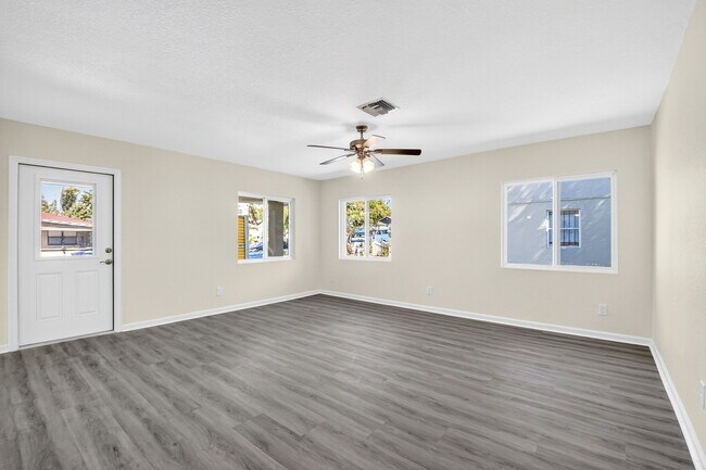 Foto del edificio - 857 W 3rd St