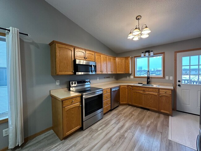Building Photo - 3 Bedroom, 2 Bathroom Home in West Fargo - $1895