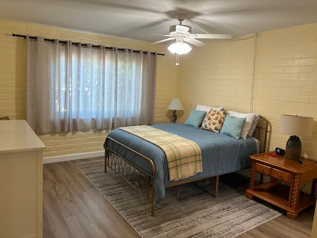 Building Photo - 80 N Los Olmos