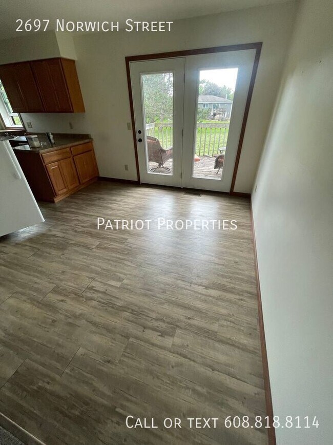 Building Photo - 3 bedroom/ 2 bath duplex in Fitchburg, WI
