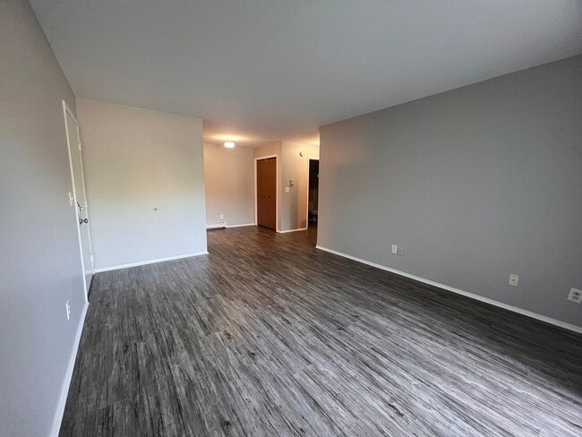 Building Photo - Spacious 1-Bedroom Apartment - Main Floor!