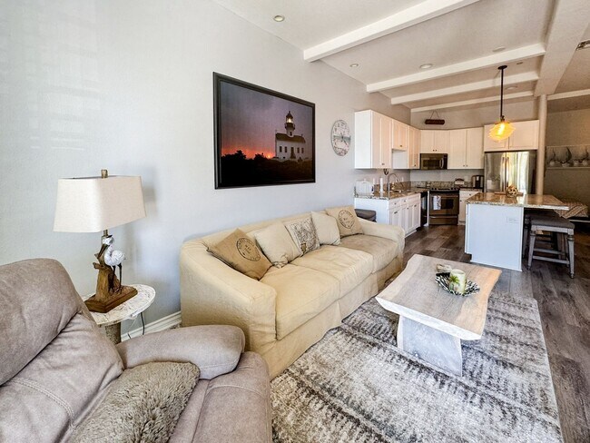 Building Photo - Beautiful Furnished 1 Bedroom, 1.5 Bath Co...