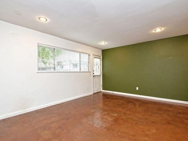 Foto del edificio - 604 Franklin Blvd