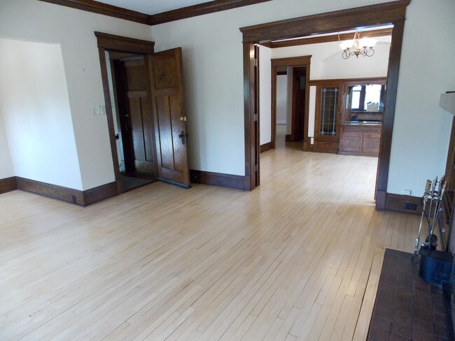 Las calles de Bay Colony invitan a explorar con una mezcla de arquitectura tradicional y moderna. - 3408 N Downer Ave