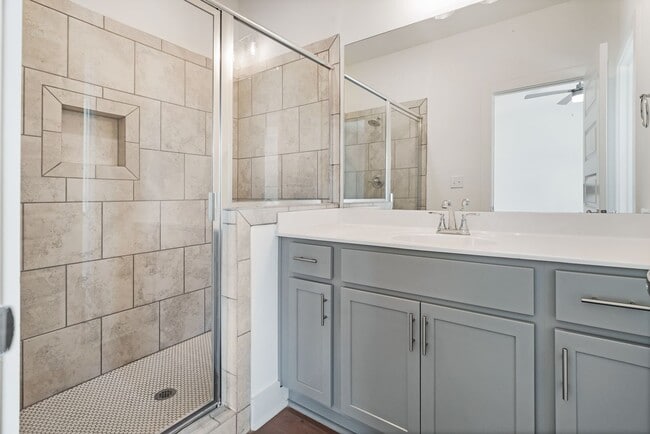 Building Photo - Upscale single family home with fenced backyard!