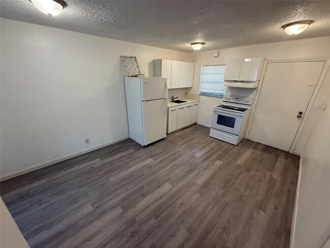 Foto del edificio - 6840 Pembroke Rd