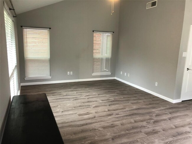 Building Photo - 7993 Kendalia Dr