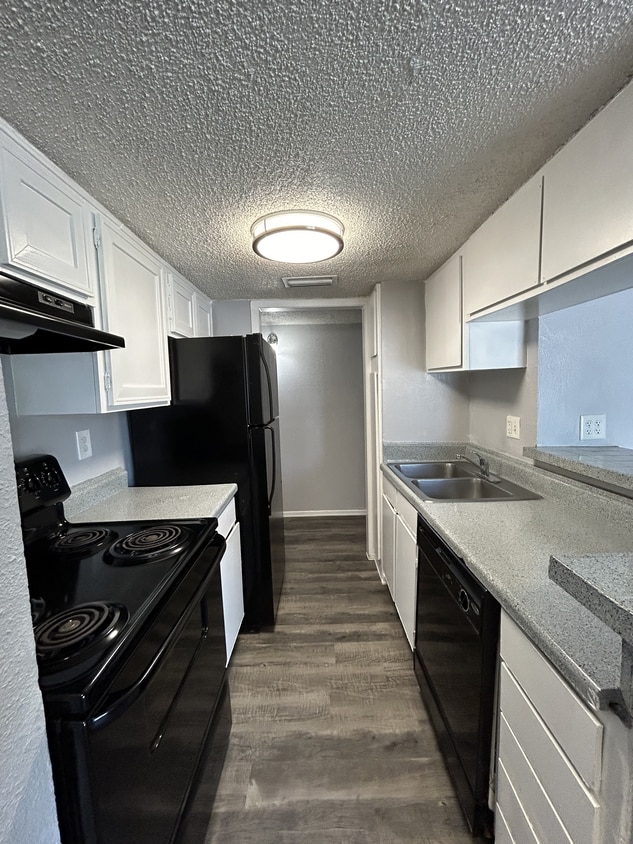 Primary Photo - El Jardin Apartments