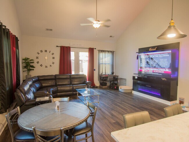 Building Photo - Immaculate 3 bedroom, 2.5 bath residence b...