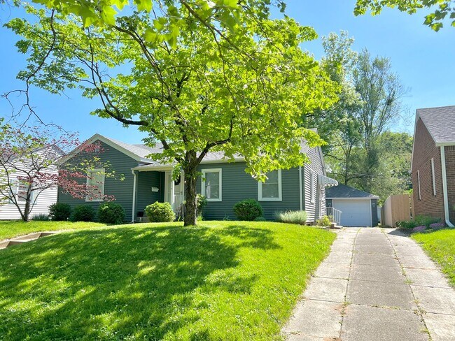 Foto del edificio - East Side 2 Bedroom, 1  Bath Beauty with Fenced Backyard & Hardwood Floors