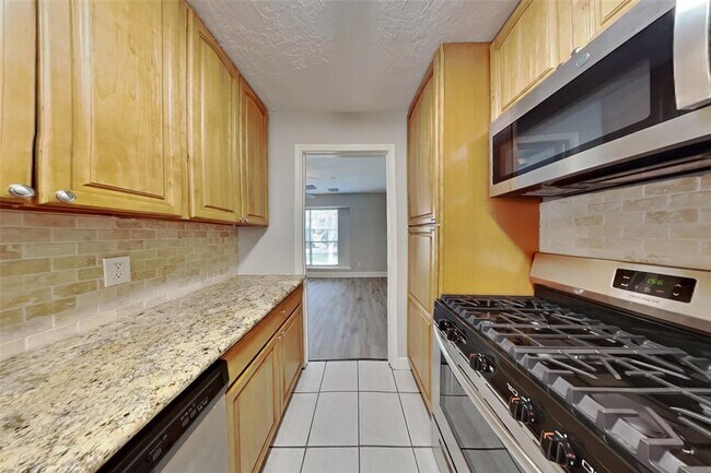 Building Photo - 2043 Shadow Rock Dr