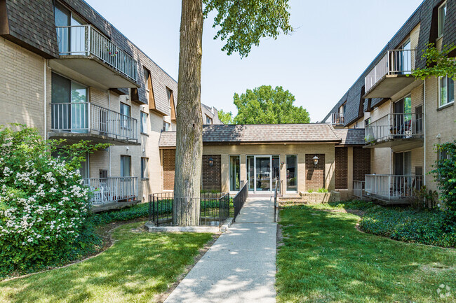 Entrada del edificio - Randall House Apartments