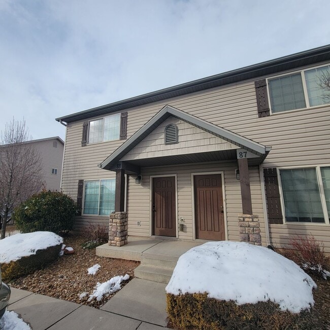 Building Photo - Pet Friendly Townhome