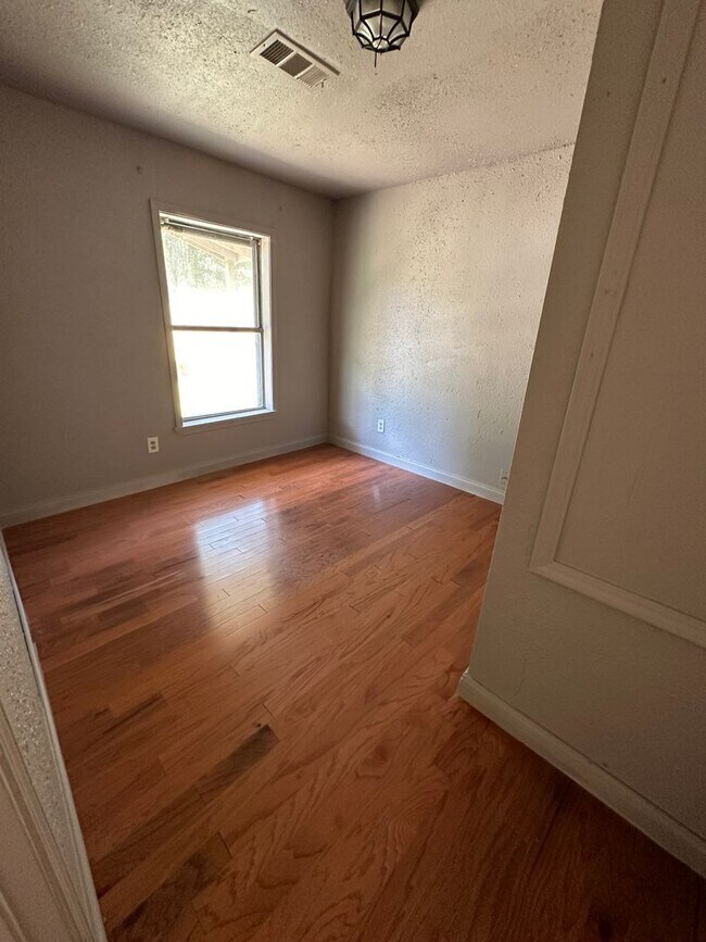 Foto del edificio - 2 BEDROOM 1 BATH HOUSE ALL ELECTRIC CENTRAL HEAT & AIR HAS STACK WASHER/DRYER CONNECTION.
