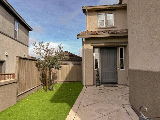 Foto del edificio - 6 Bed 4.5 Bath Modern Luxury Home in the H...