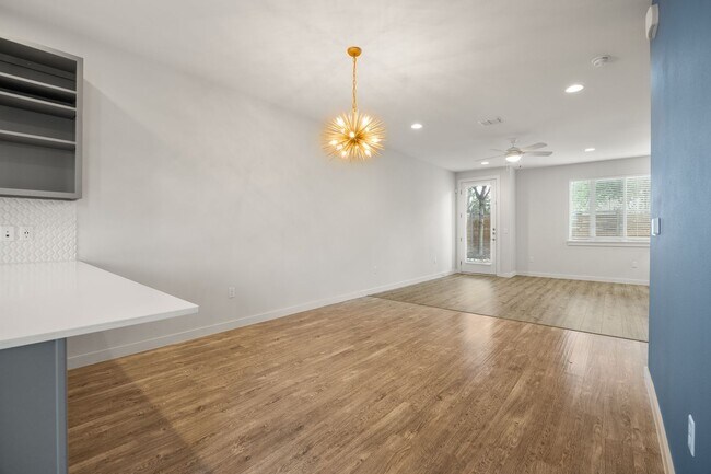 Foto del edificio - Modern South Austin Townhome | 2BR + 2.5BA Near Downtown