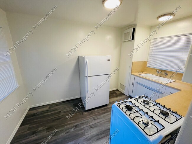Unit 23 3/4 Dine-In Kitchen - 23 Rose Ave