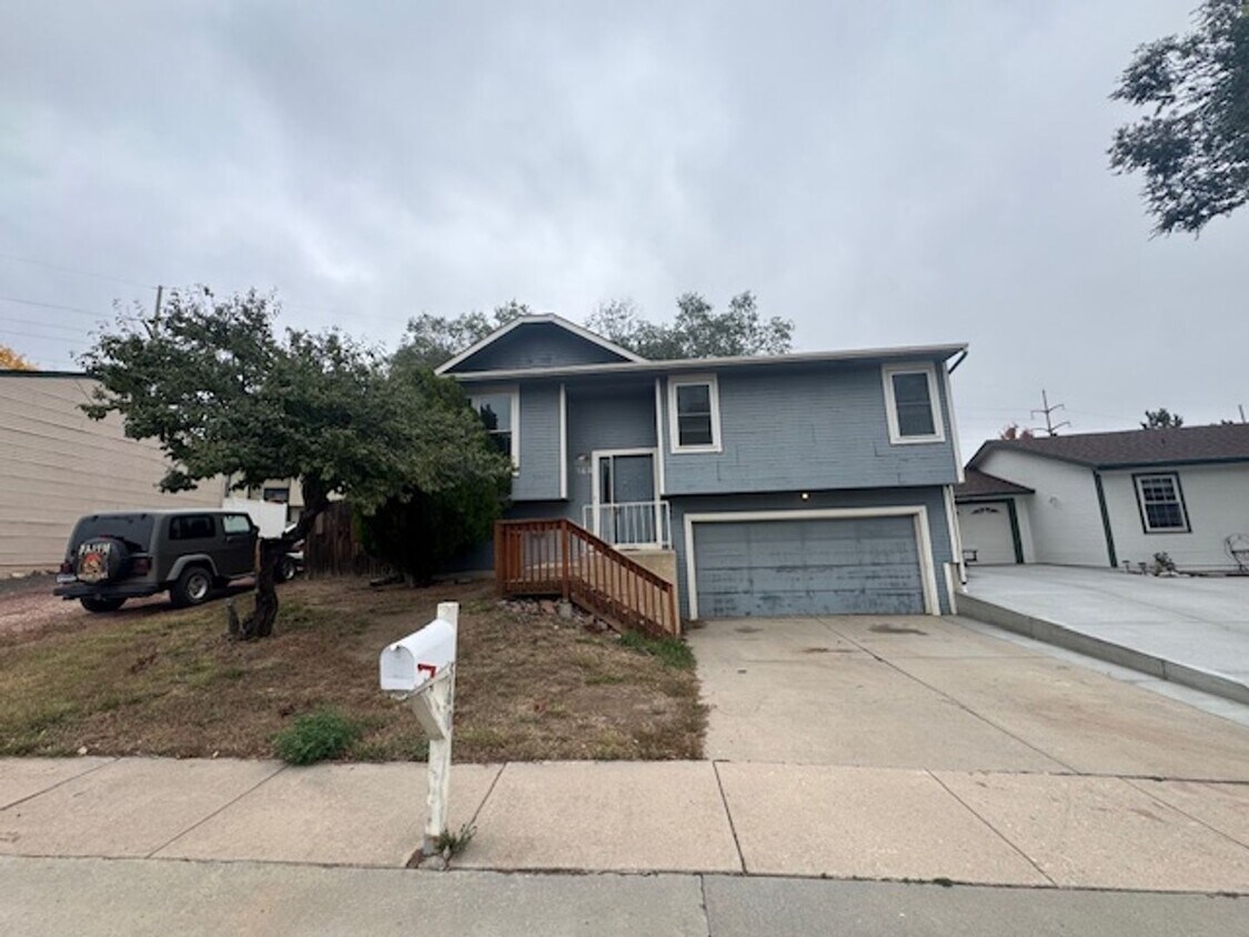 Foto principal - 4BD HOME with 2-CAR GARAGE close to Downtown Col Spgs! - Security Deposit Waiver Available