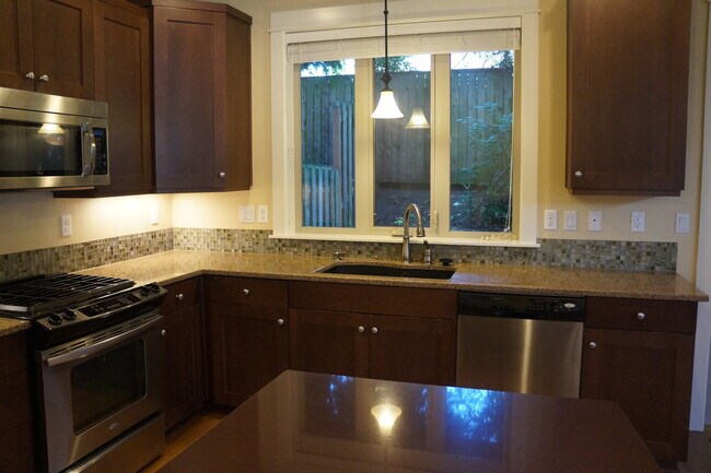 Building Photo - NE Portland 3 bedroom Jewel! -