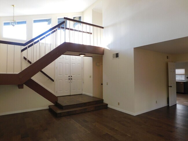 Foto del edificio - Beautiful 2 story Home in Anaheim