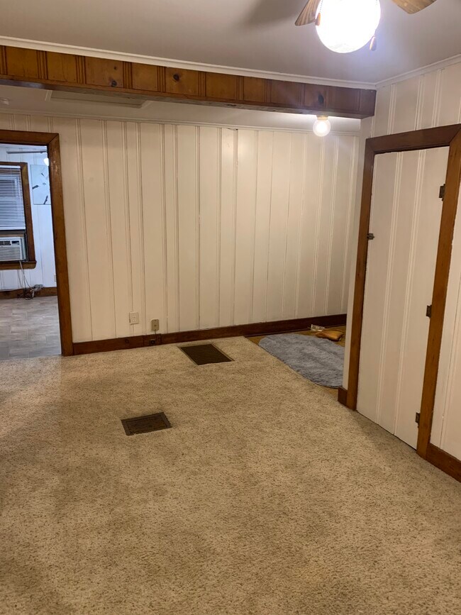 Entrance into living room - 618 Leonard Ave