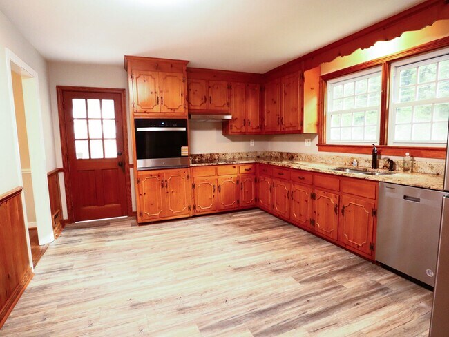 Building Photo - Incredible 2 story in West End with huge w...