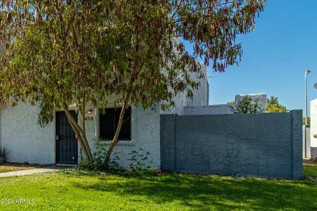 Foto del edificio - 4718 W Orangewood Ave