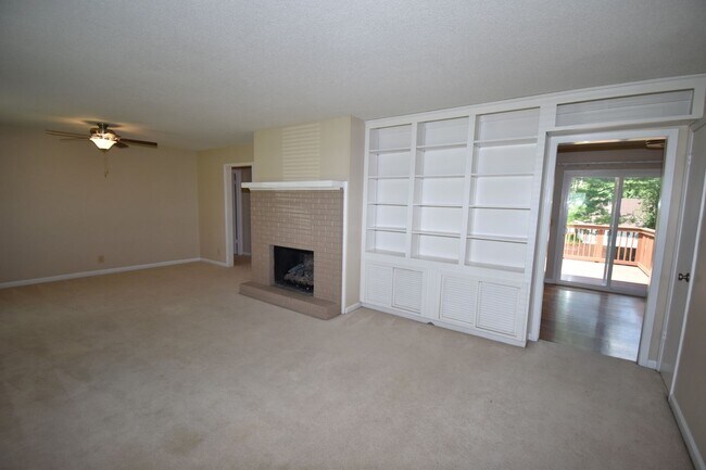 Building Photo - 3049 Westchester Dr