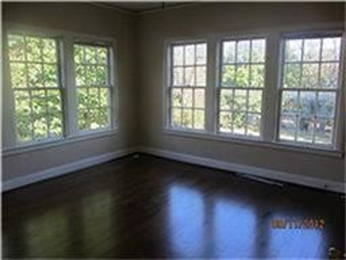 Building Photo - Charming 1920's Tudor Building - 1 bedroom...