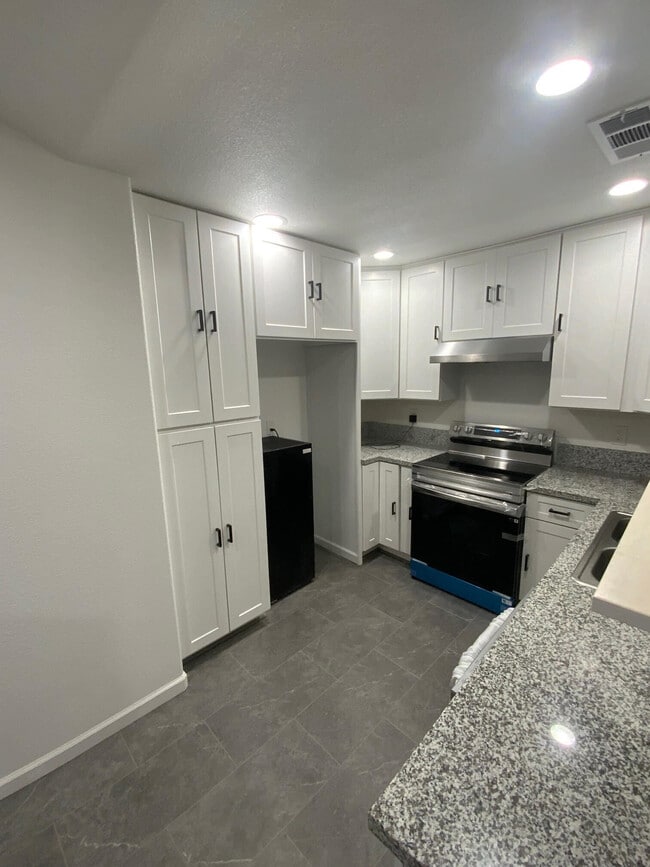 Building Photo - 1729 Bullard Ave.