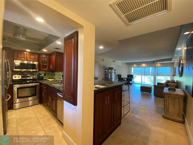 Foto del edificio - 3300 N Palm Aire Dr