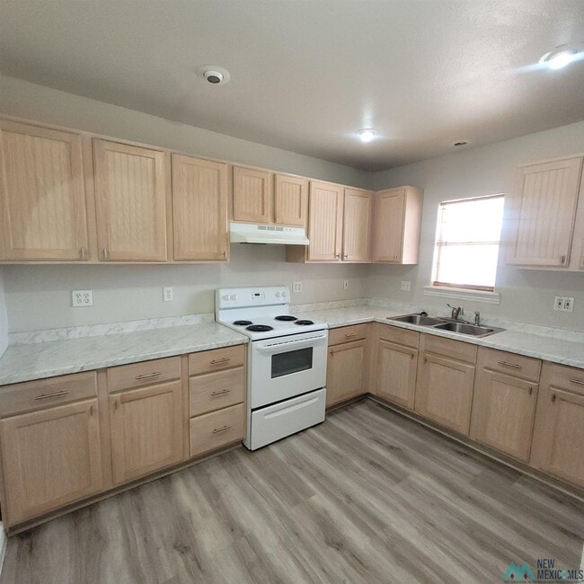 Building Photo - 1203 W Chisum Ave