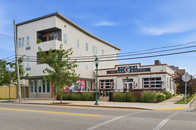 Building Photo - 623 E Main St