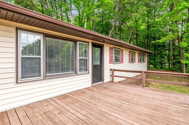 Building Photo - Updated Home, Stainless Steel Appliances, Wood Like Flooring, Deck, Garage!