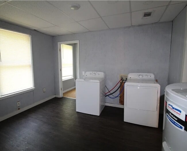 Building Photo - 223 N Edgewood Dr
