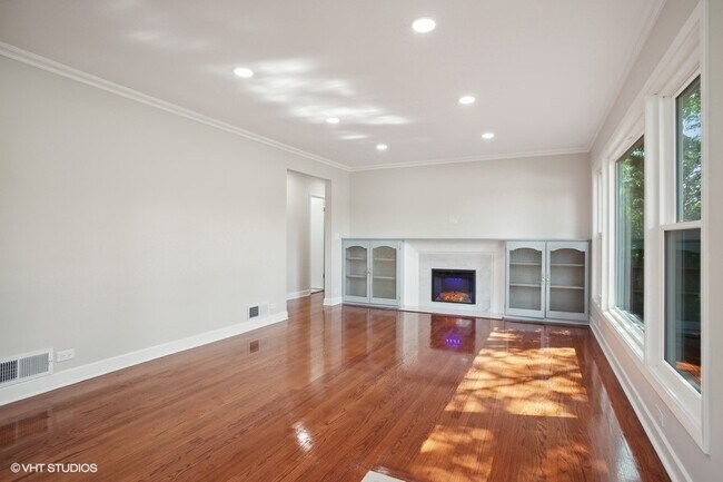 Foto del edificio - 391 N Wolf Rd