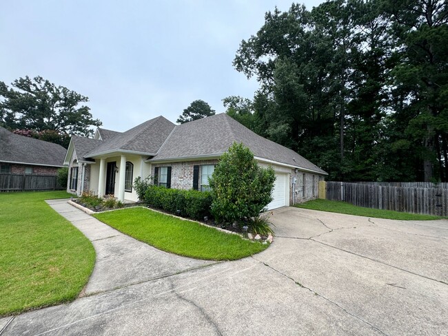 Building Photo - HIDDEN TRACE BEAUTY IN GATED COMMUNITY!