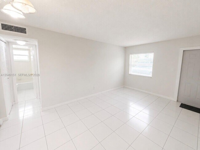 Building Photo - 5771 SW 36th Ct
