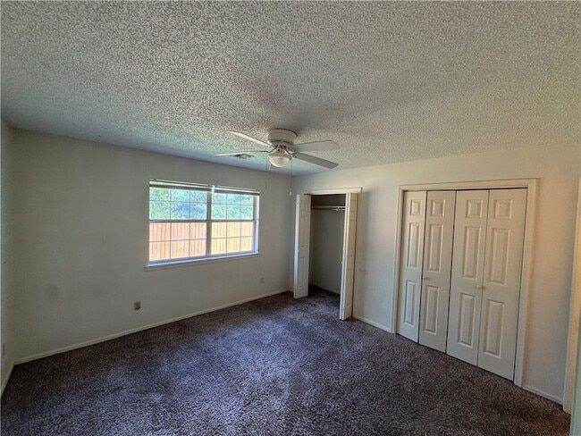 Building Photo - 301 S 11th Pl