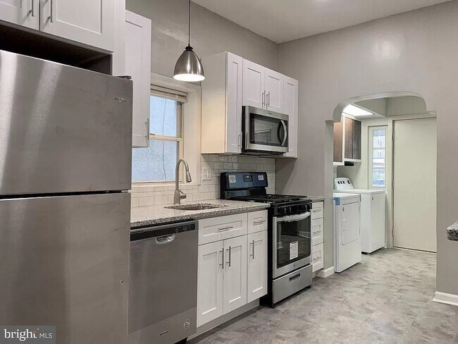 Building Photo - 439 Roxborough Avenue