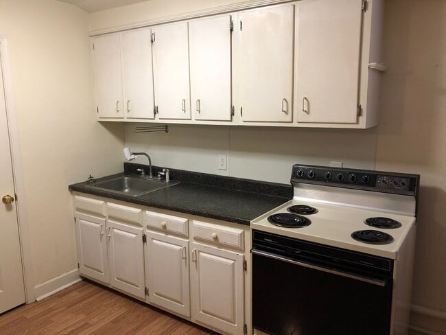 Kitchen - 1100 Coats St