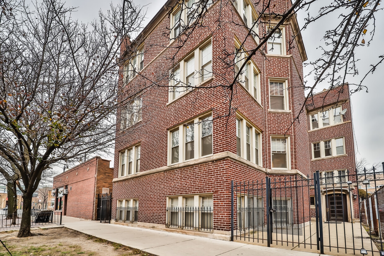 Primary Photo - 728 W Waveland Ave