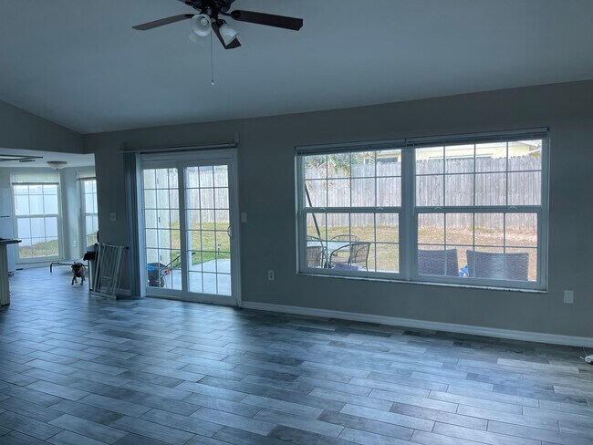 Plano abierto con techo estilo catedral y puertas corredizas en el patio trasero - 6149 Staunton Dr