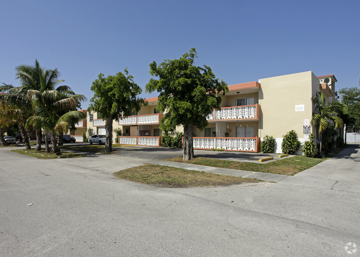 Foto principal - 2031 NE 139 St North Miami Beach, FL 33181