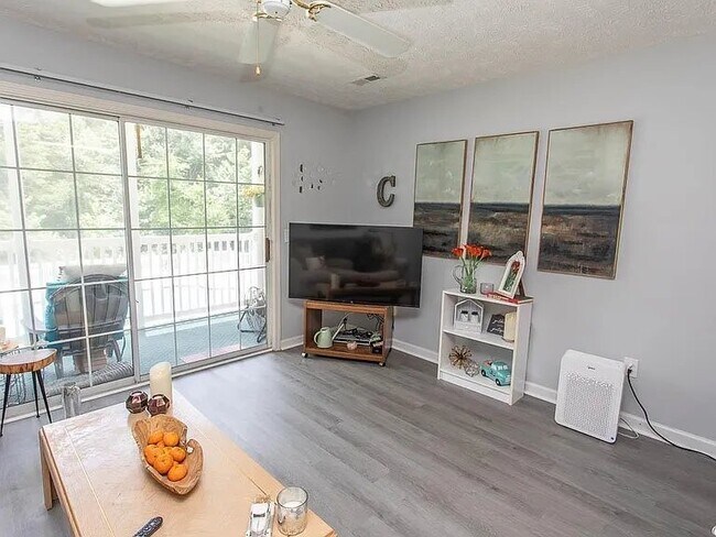 Foto del edificio - 646 Tupelo Ln